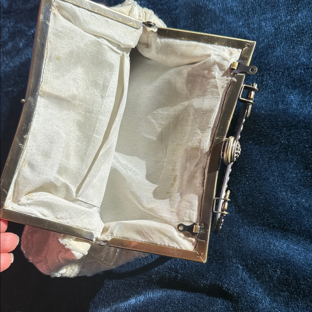 Vintage-Inspired Cream Clutch with Gold Handle - Picture 4 of 11